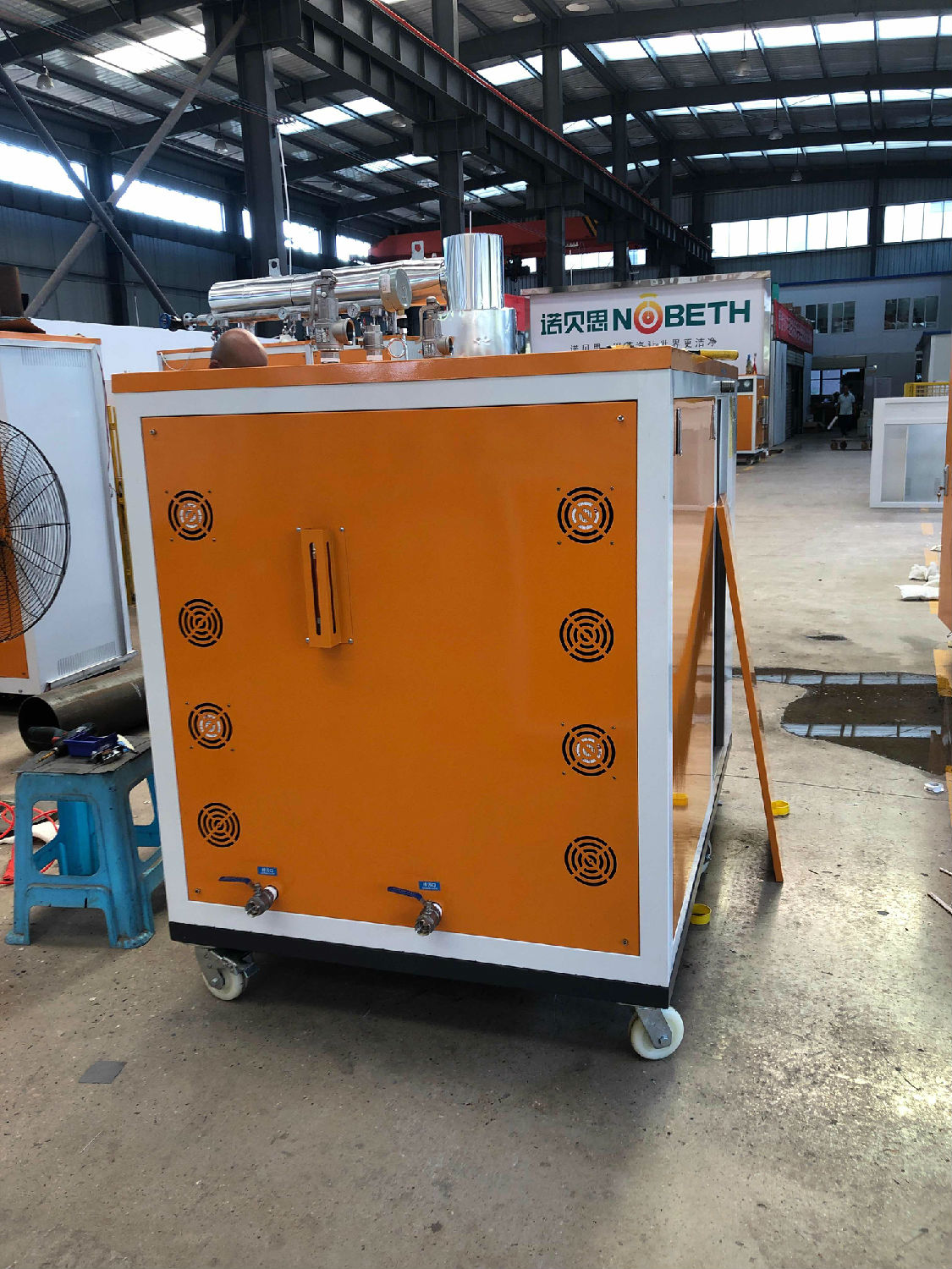 定制PLC實驗研究蒸汽發(fā)生器進行試機中，諾貝思出廠前每一款設(shè)備都會進行試機處理，確保蒸汽設(shè)備到客戶手上都是沒有問題的產(chǎn)品